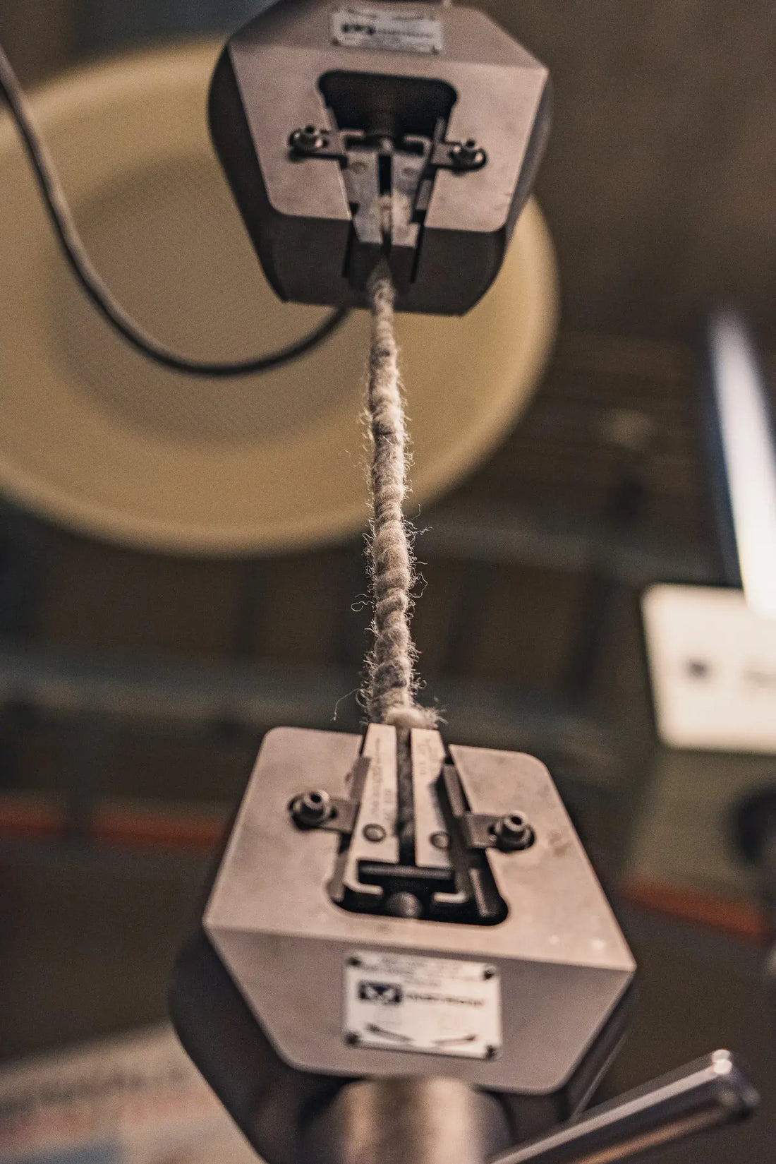 Latvian Engineered Hybrid Yarn: Linen Core, Spun Structure & Alpaca Innovation